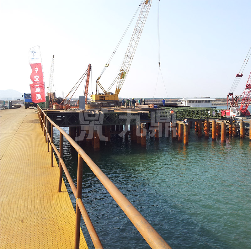 貝雷片由上、上弦桿、豎桿及斜桿焊接而成