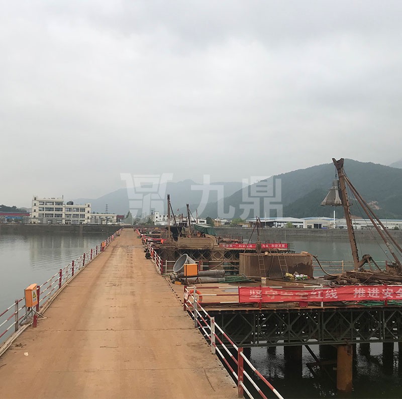 鋼平臺鋪設后需在兩邊焊接安全護欄