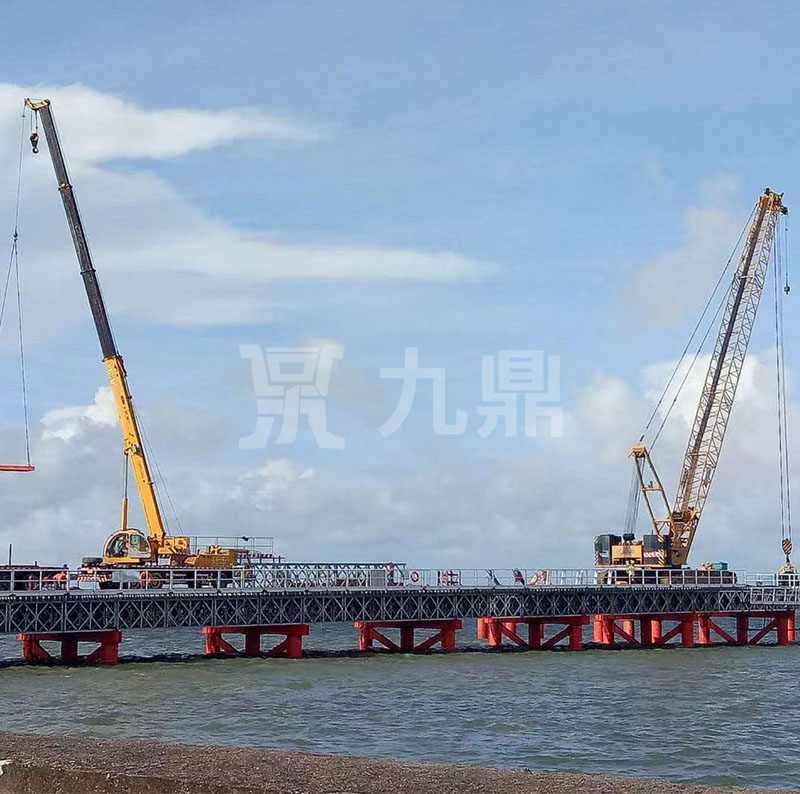 貝雷橋通過支撐架連接成型